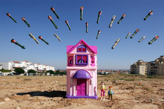 Illustration for article titled Photographs of toys recreate children's perspectives of war